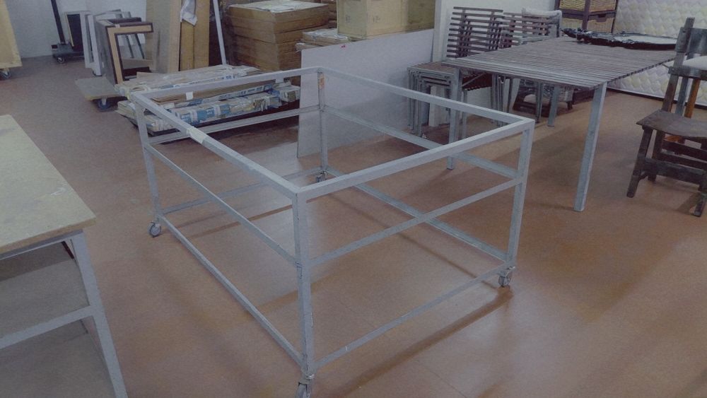 3 Bancadas trabalho/exposição em ferro pintado ( algumas com tampo mdf