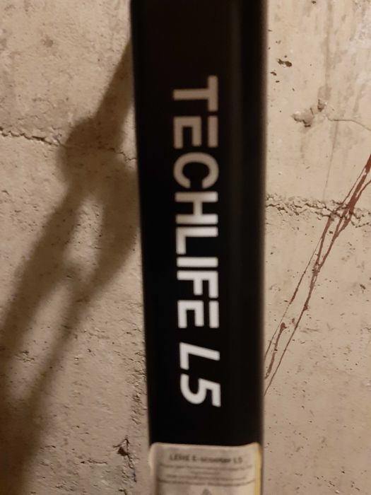 Hulajnoga elektryczna Techlife L5, z siodełkiem i światłami.