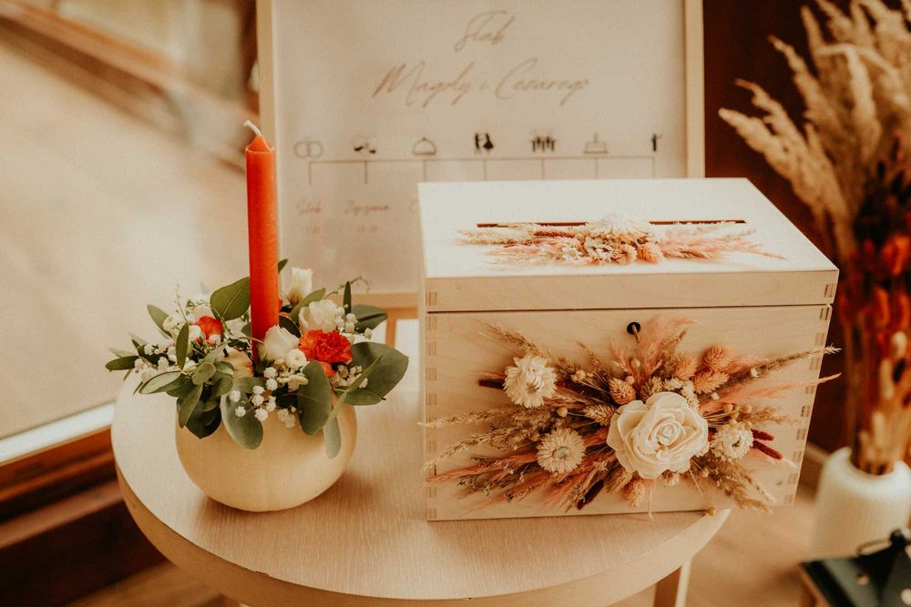 Akcesoria weselne, skrzynka na koperty, obrączki, wieszaki, napis BOHO