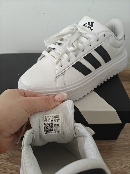 Białe buty adidas