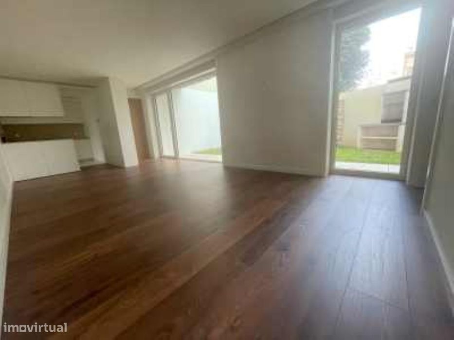 APARTAMENTO T1, com JARDIM no centro do Porto