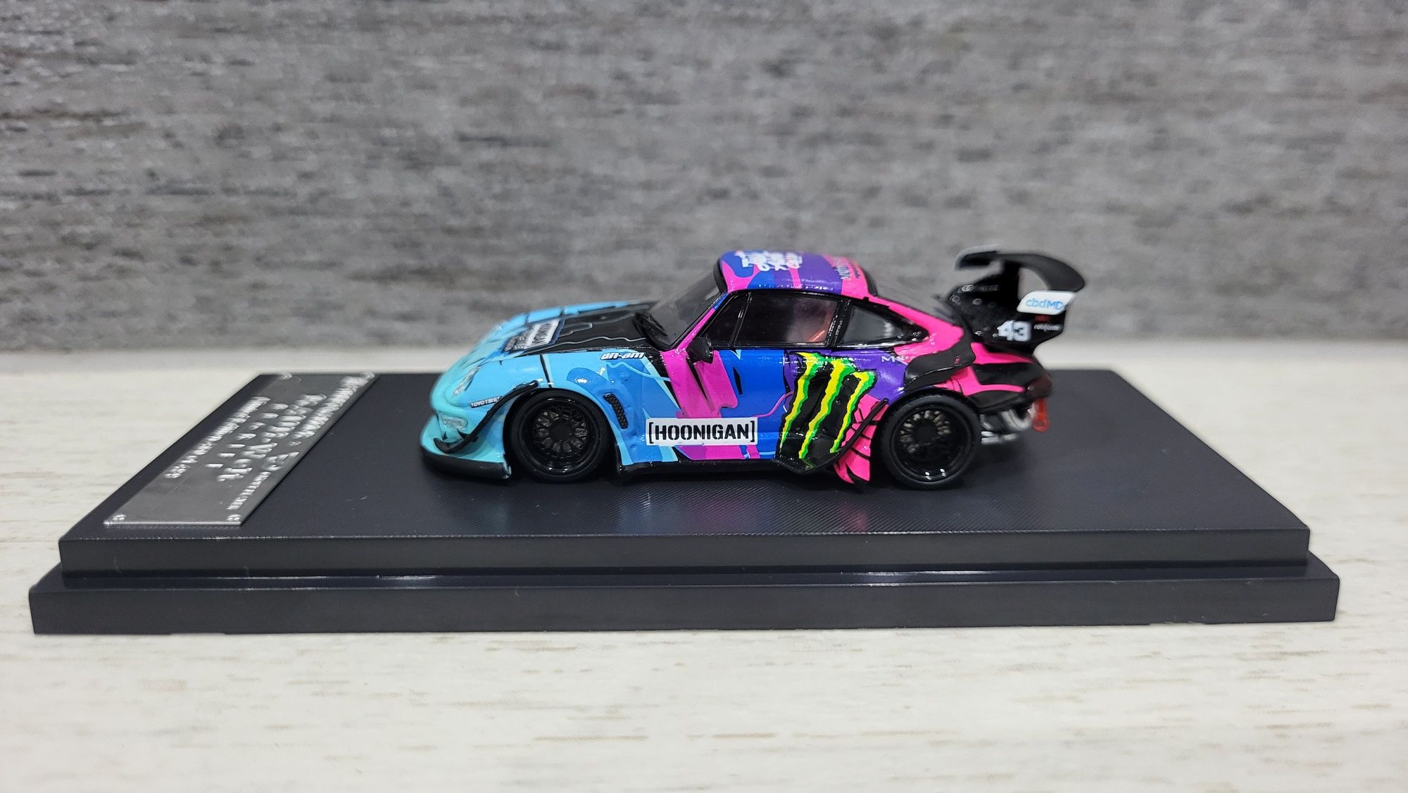 Miniatura 1:64 Porshe 993 RWB Monster nowa