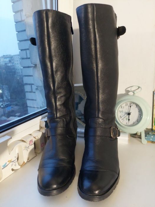 Шкіряні чоботи на густій цегейці