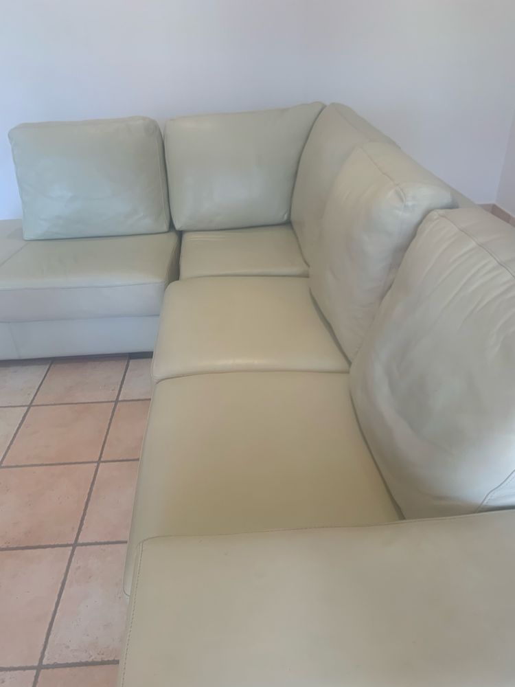 Sofá em pele bege com chaise long e 2 puffs