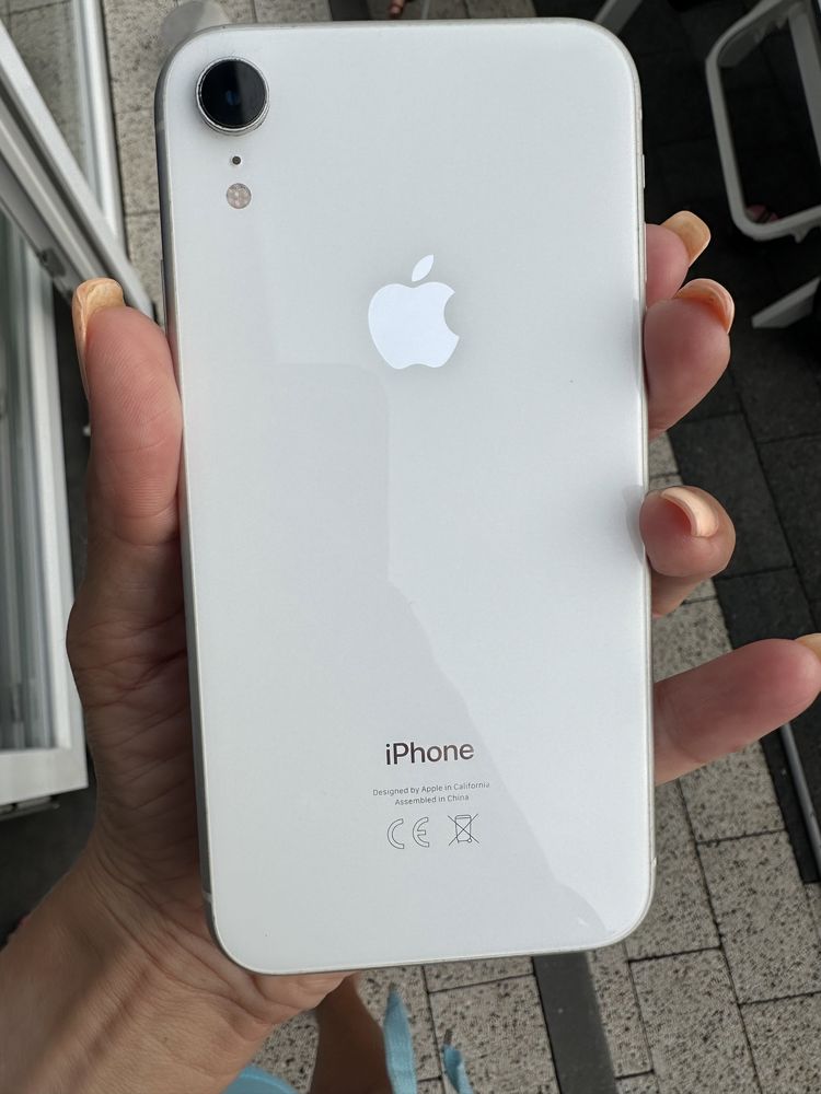 iPhone XR biały 128 GB stan idealny ,bateria 82%,etui UAG