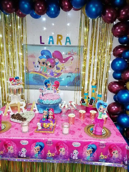 Vários artigos de decoração de aniversário