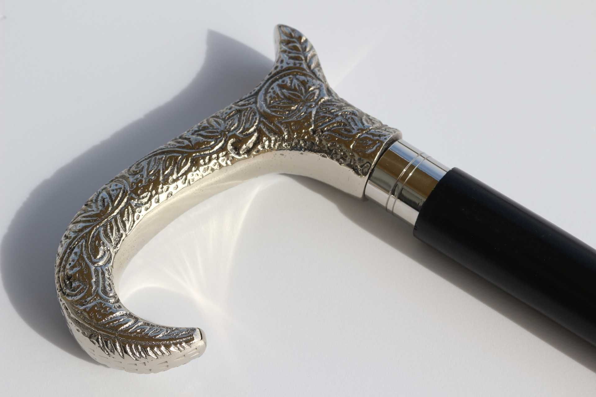 Elegante Bengala de madeira com castão em Metal Prateado