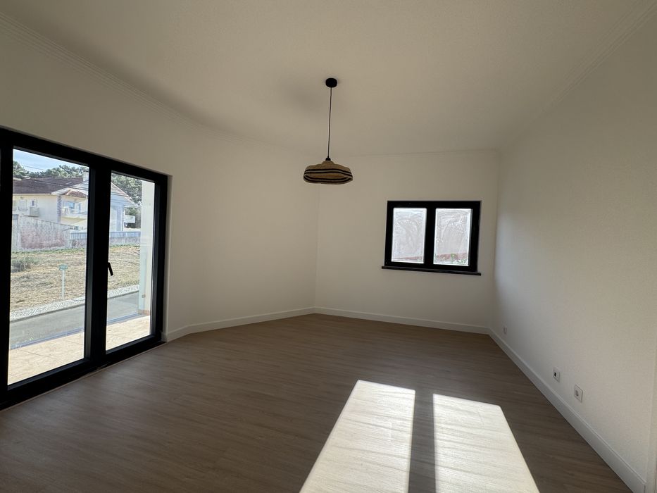 Moradia T4 nova com Jacuzzi, jardim privado e acabamentos de luxo