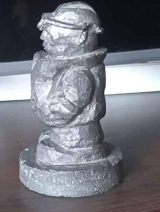 Фігура "Сталевар" із графіту