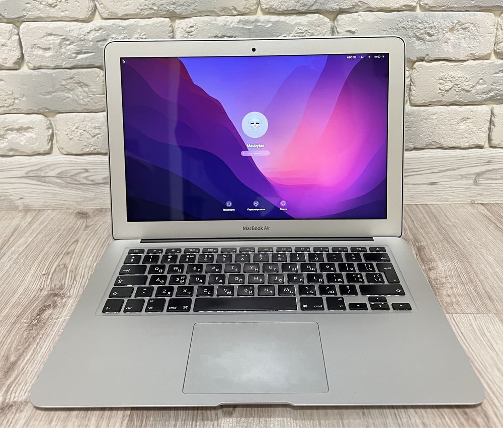 Продам Macbook Air 13" 2015p 8/128