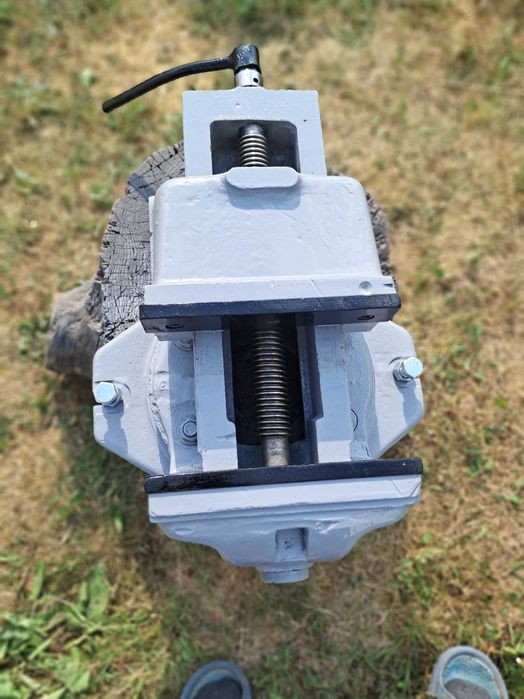 Лещата чугунні, поворотні під градус, щоки 25см.