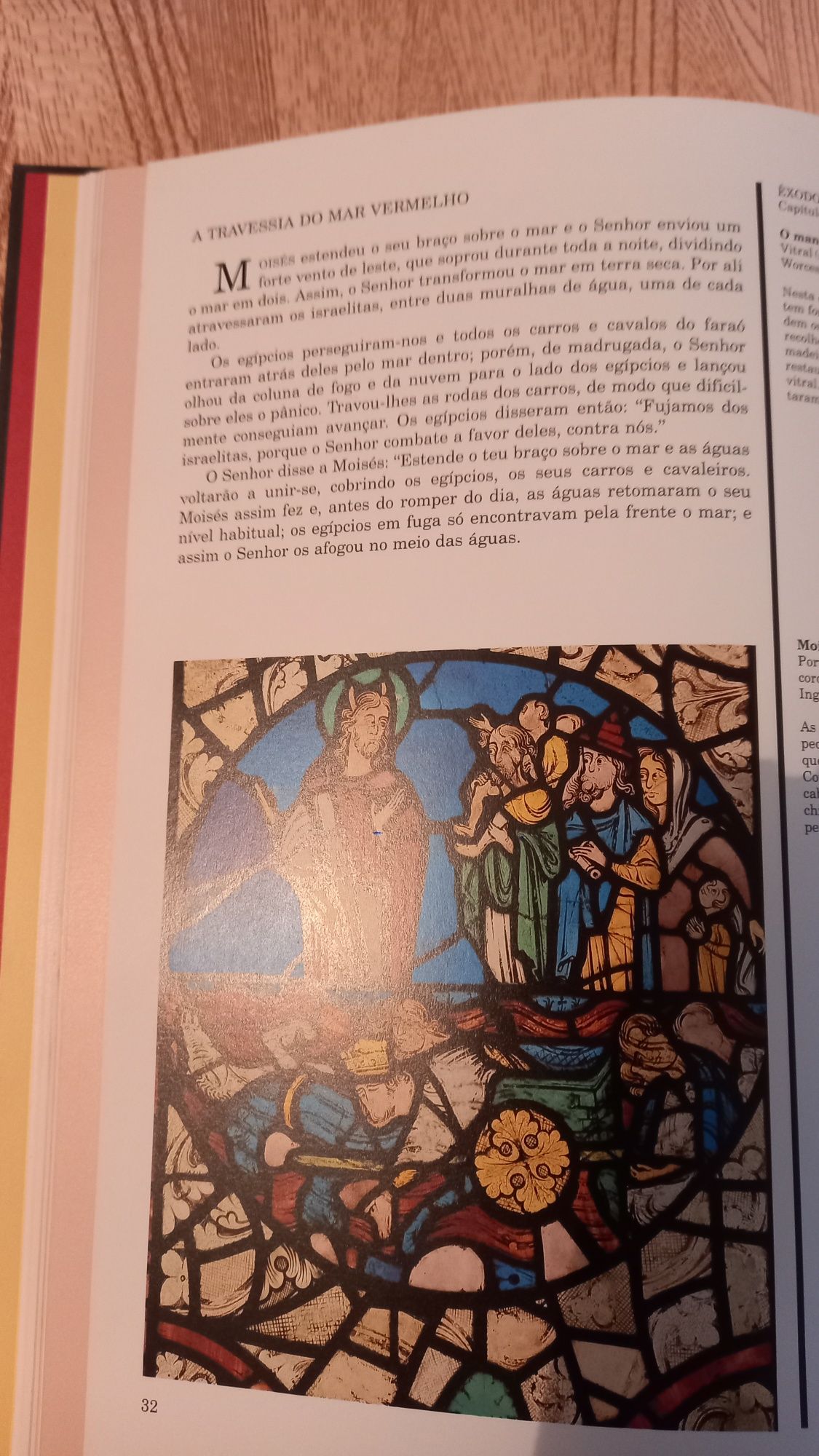 Biblia em vitrais.