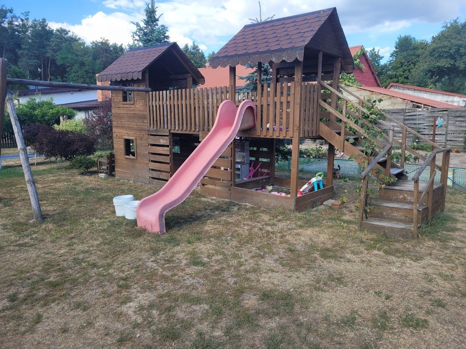 Drewniany domek dla dzieci do ogrodu.