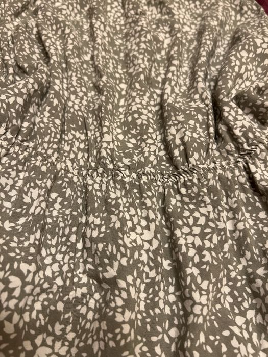 Zwiewna sukienka na lato z gumką w pasie taliowana