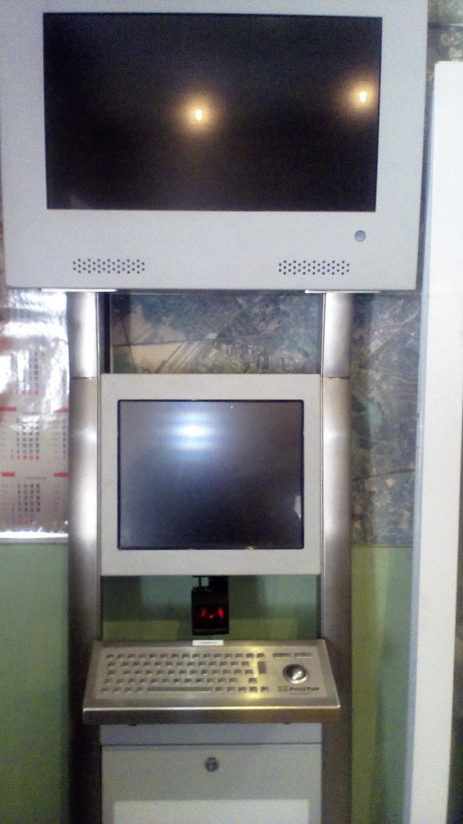 Terminal  kiosk internetowy ekran dotykowy skaner kodów