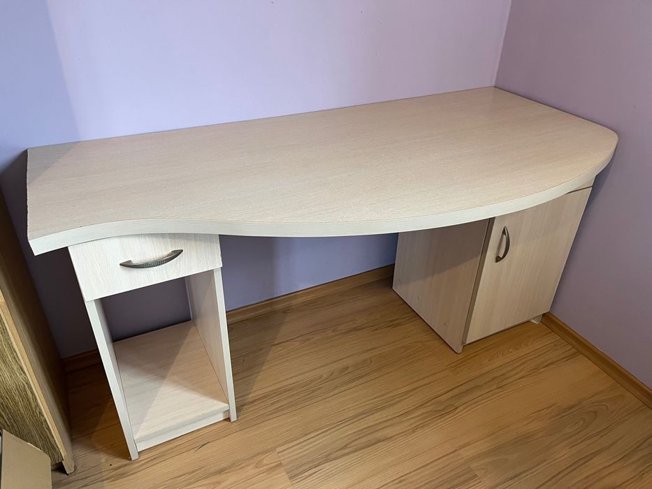 Biurko z szufladami i szafką wykonane przez stolarza