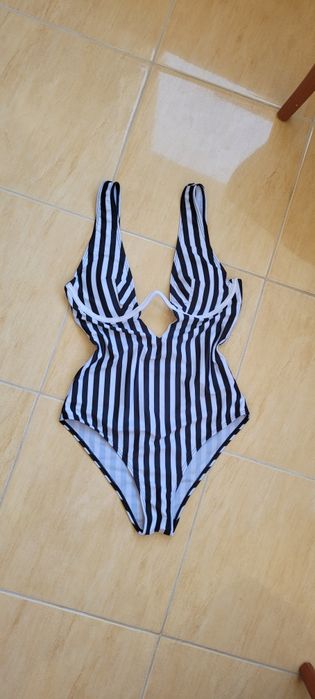 новий суцільний купальник хс с на груди до С,трендова чашка