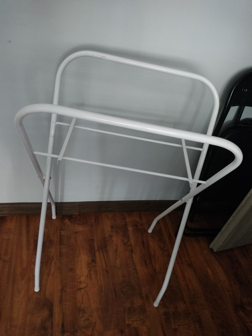 Stojak pod wanienkę niemowlęcą