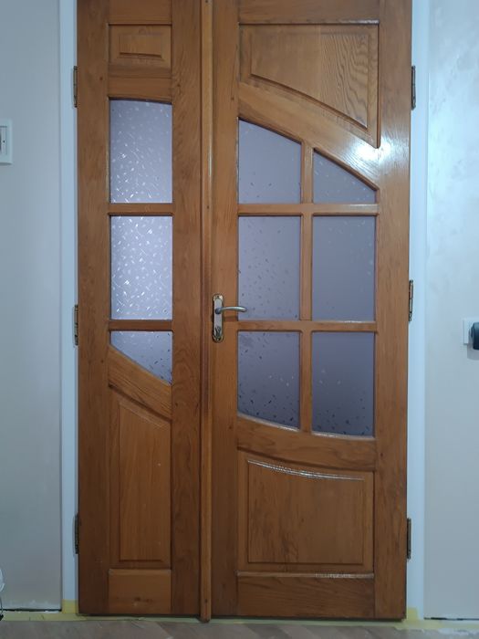 Двері дубові в гарному стані.