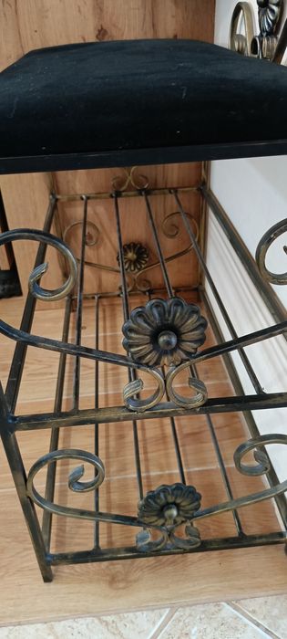 Półka na buty z siedziskiem i wieszak.