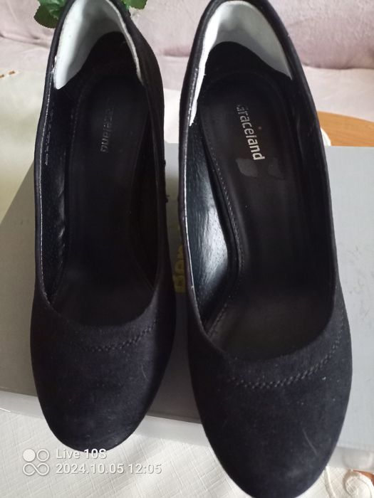 Buty czarne  na koturnie