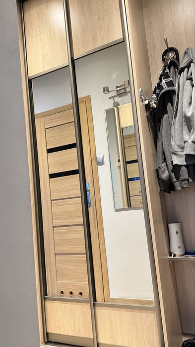 Zabudowa do przedpokoju z drzwiami przesuwnymi