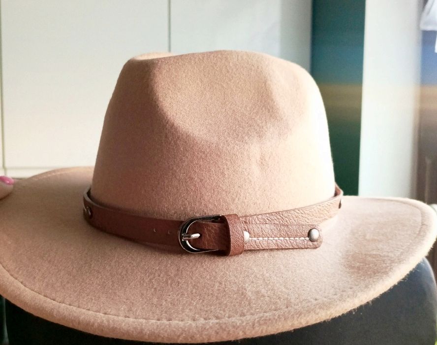 Nowy filcowy kapelusz beżowy Fedora z brązowym paskiem