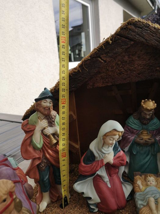 Stara drewniana szopka z wyjątkowymi porcelanowymi figurkami-unikat.