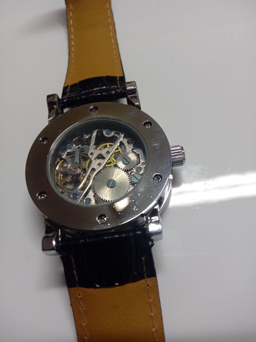 Relógio com mecanismo á vista