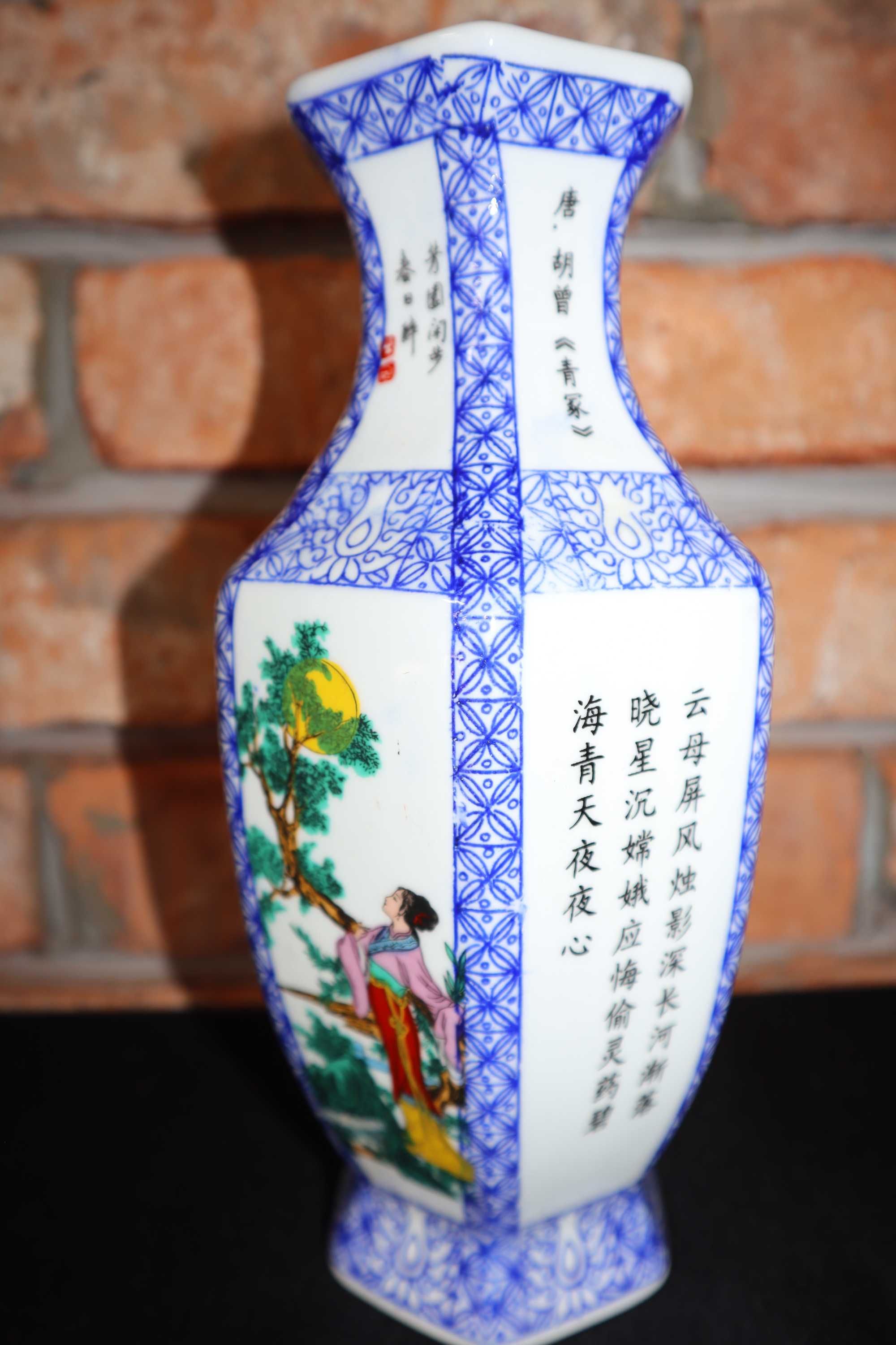 Chiński ceramiczny wazon niebiesko-biały  sześciokątny B071605