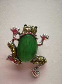 USA_BROSZKA/ZAWIESZKA_nieszablonowa biżuteria - żaba zielony brzuszek