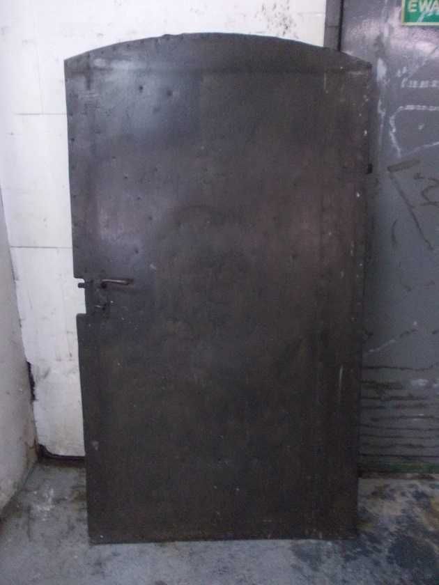 Zabytkowa przedwojenne stalowe drzwi 185 x 104 cm.