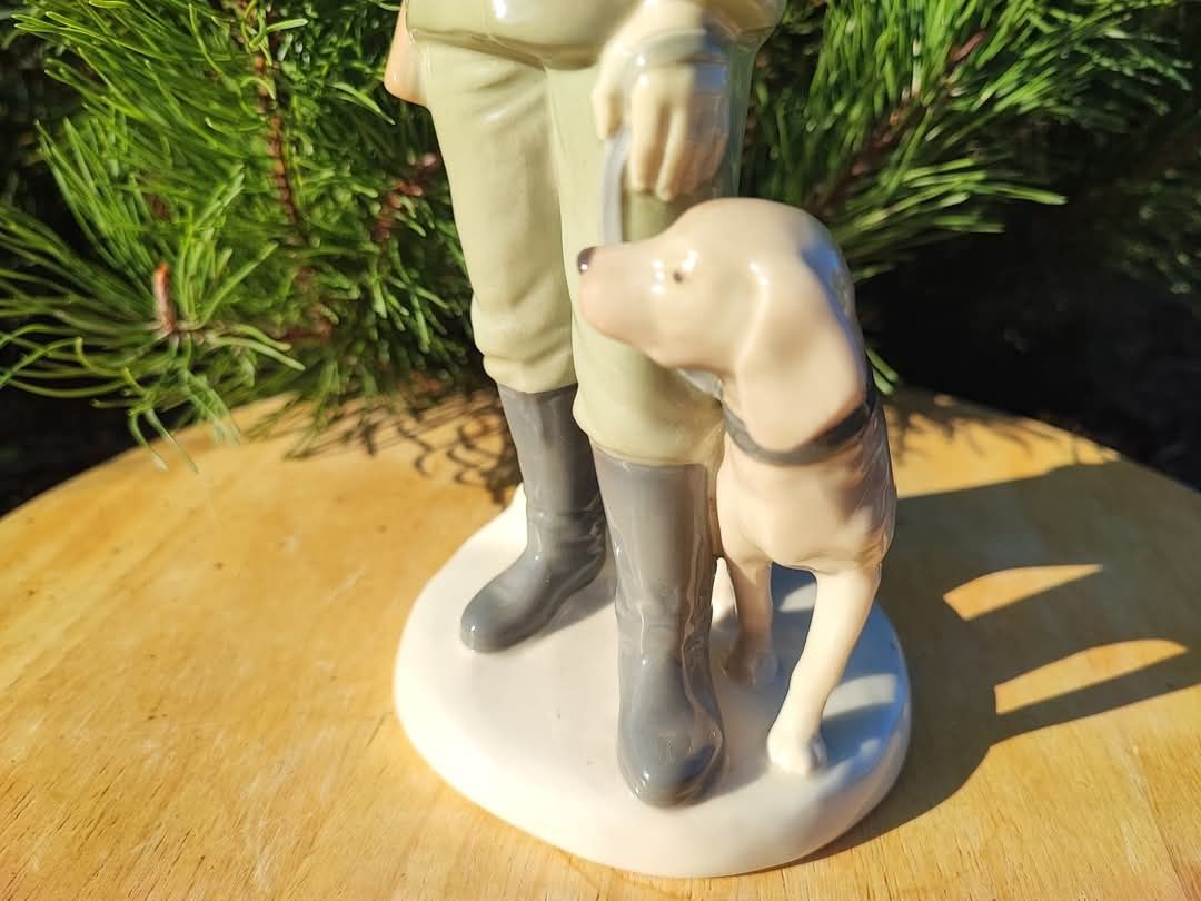 Porcelanowa figurka GDR Lippelsdorf, 1951-74  Myśliwy z psem.