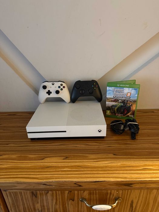 [Xbox] Konsola Xbox One S + 2 Pady + Gra Farming Simulator 19
