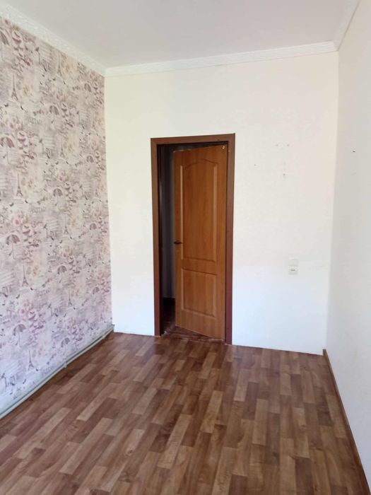 Продається простора 2-кімнатна квартира у цегляному будинку, готова до