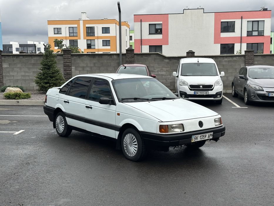 Volkswagen Passat B3 1990 року 1.6 бензин на впевненому ходу