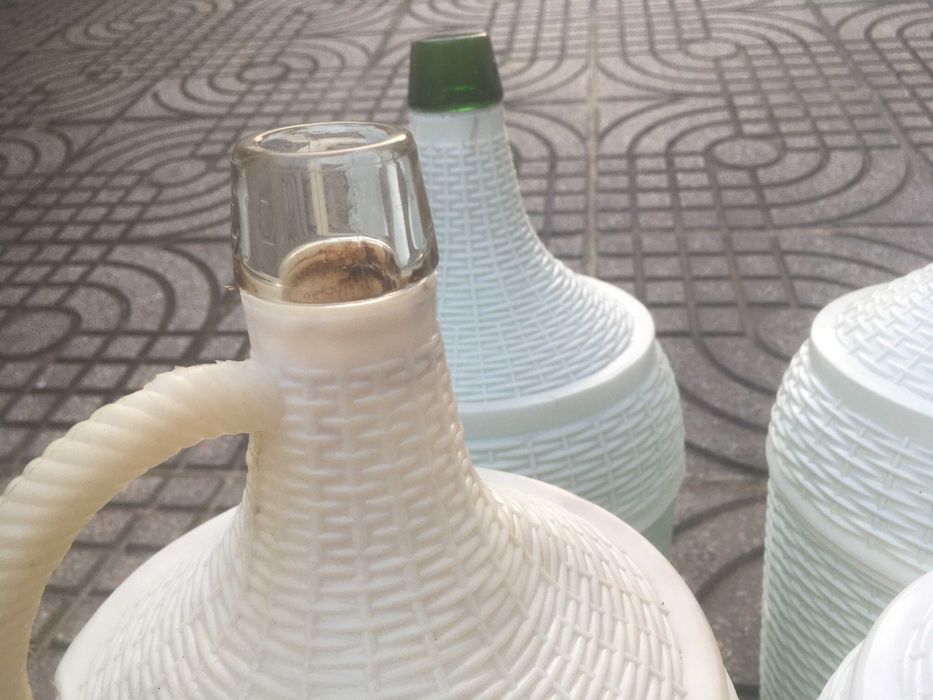 Garrafões de 5 Litros Verdes e Transparentes