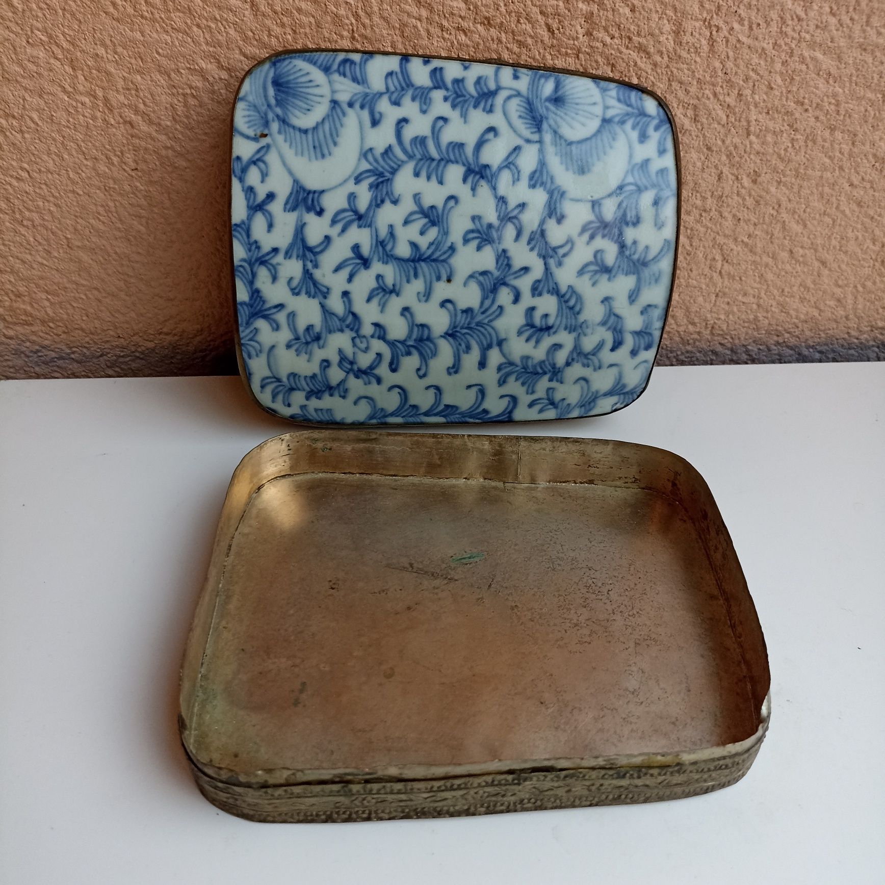 Caixa chinesa antiga em porcelana motivo floral