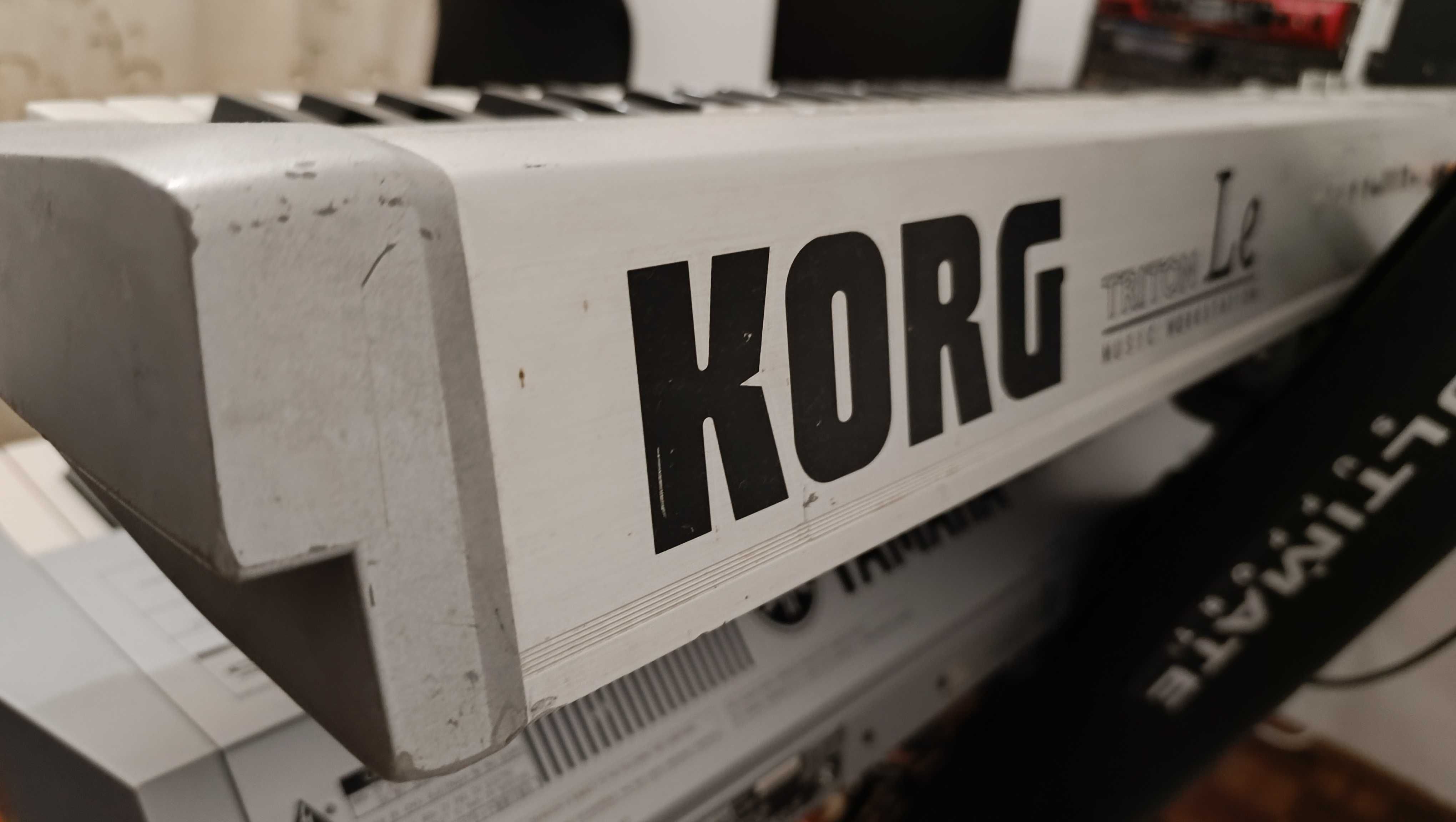 Sintetizador Korg Triton Le 61 com flightcase rígida