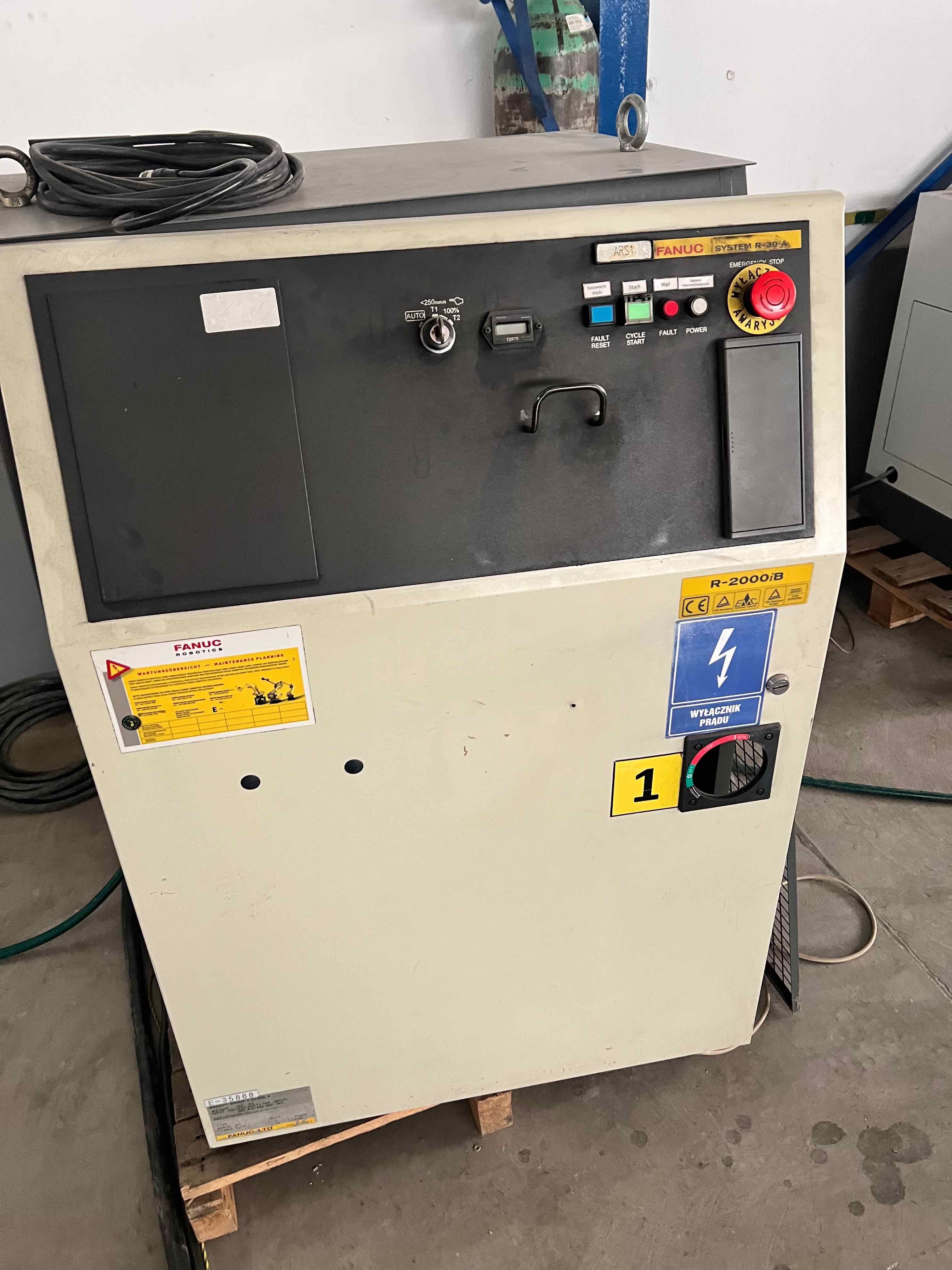 2xRobot Fanuc R-2000iB 165F R-30iA ze x2 zgrzewarkami oporowymi