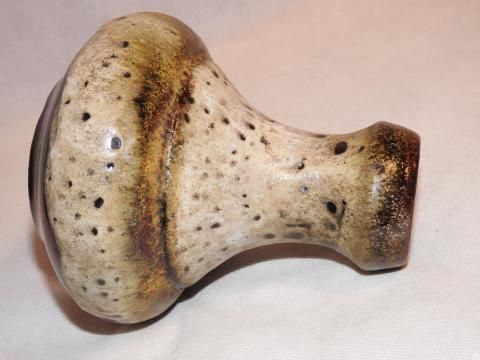 Śliczny stary ceramiczny wazonik niemiecki lava-sygnowany.