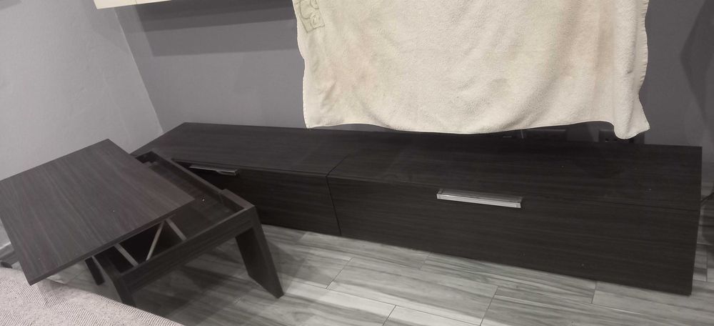 Móvel de sala com estante de parede e mesa de centro