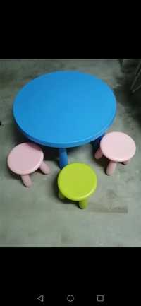 Mesa e bancos para crianças