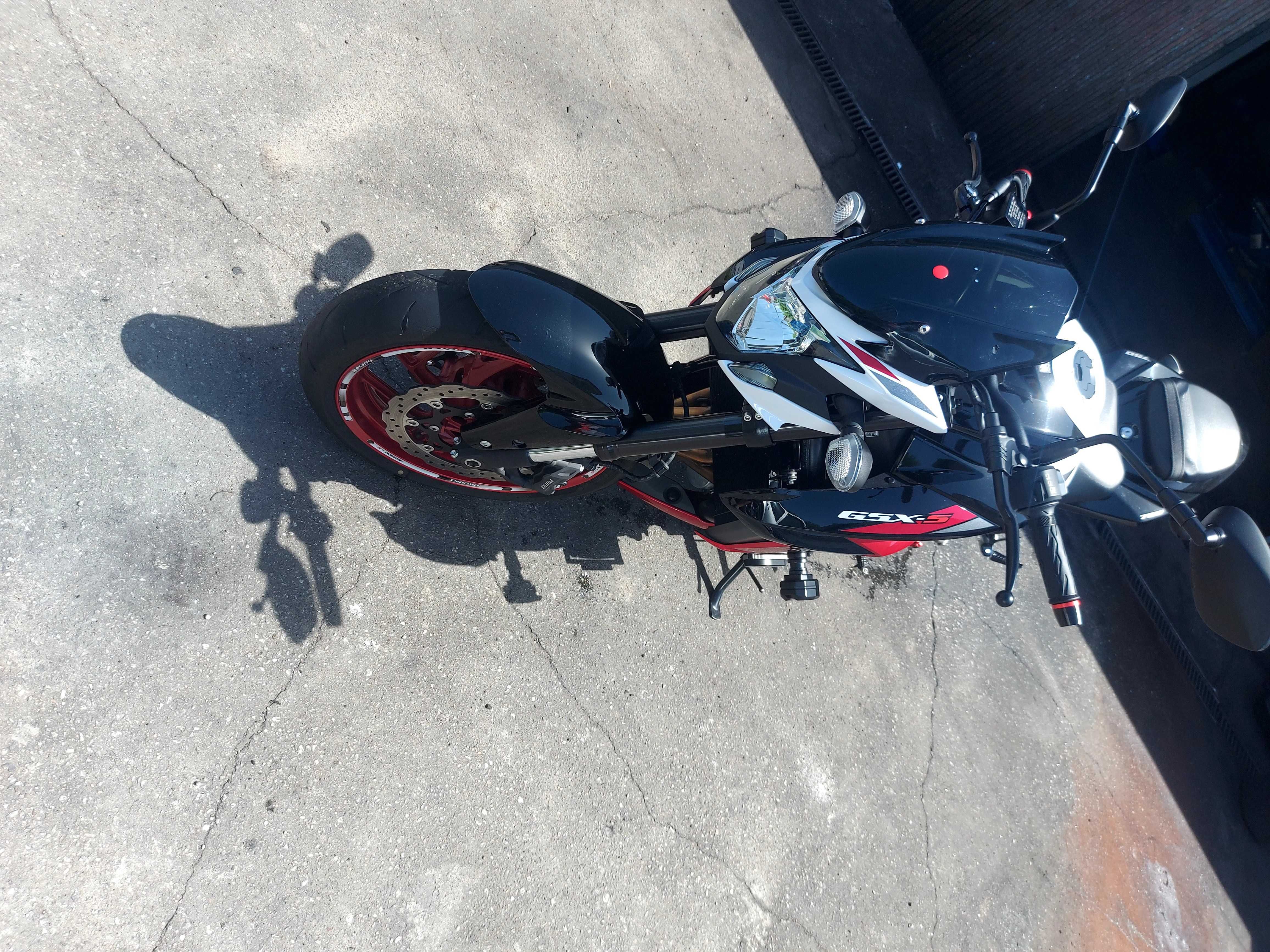 Suzuki gsxs 750 com 6000 km de 2020