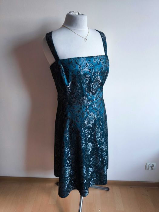 Elegancka sukienka wieczorowa marki M&CO w rozmiarze 4XL (48)