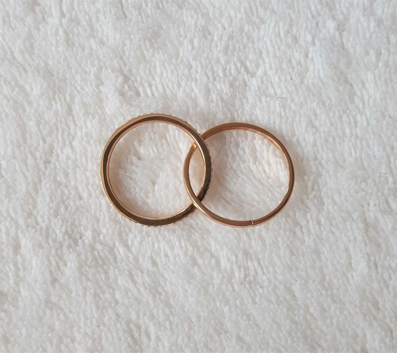 Nowy pierścionek obrączka złoty kolor białe cyrkonia celebrytka