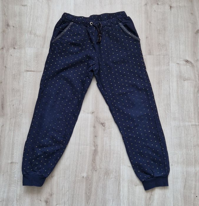 Spodnie dresowe w kropki 128