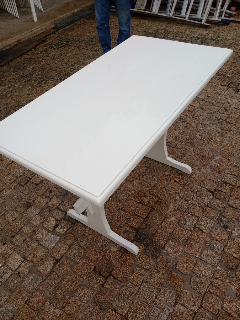 Mesa feita em madeira