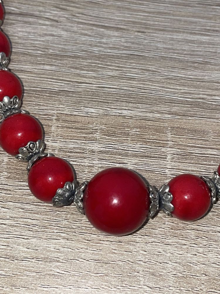 Colar de coral vermelho raiz
