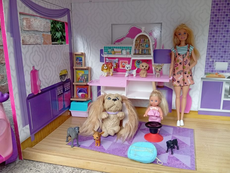 Toaletka i ogromny  domek Barbie i Monster High
